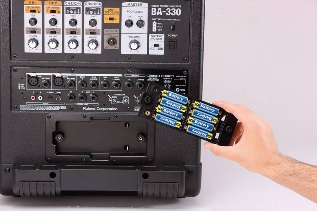 Roland BA-330 Lydanlegg, batteri- / Strømdrift